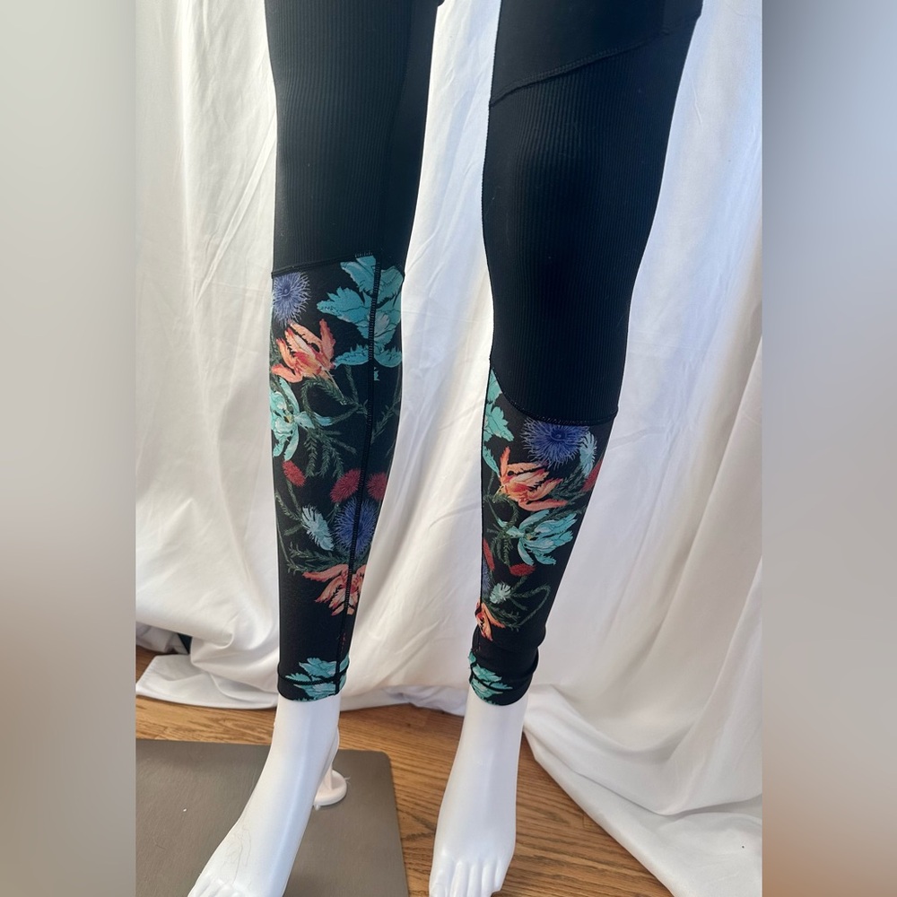 CALIA by Carrie Underwoood Essential Leggings w Floral Lower Leg - Small